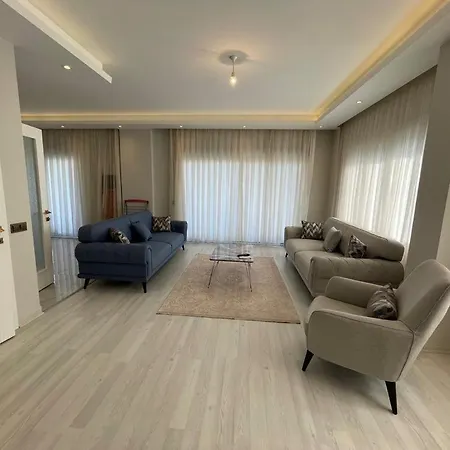 Bahce, Barbeku Ve Cocuk Oyun Parki Olanagi Ve Buyuk Bir Havuzu Olan Genis Aileler Icin Ideal Villa