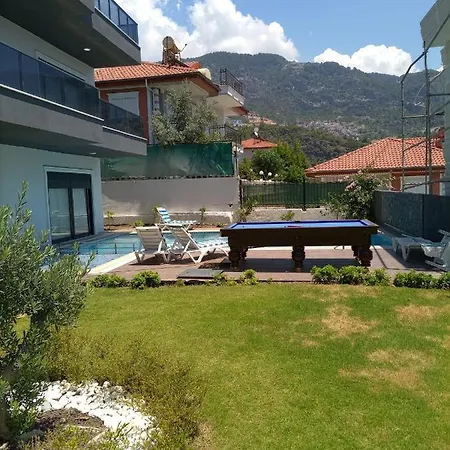Bahce, Barbeku Ve Cocuk Oyun Parki Olanagi Ve Buyuk Bir Havuzu Olan Genis Aileler Icin Ideal * Alanya