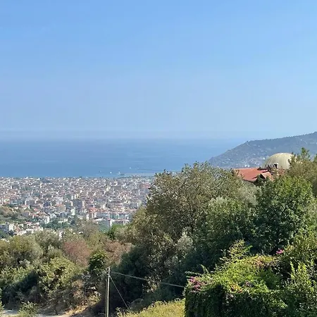 Villa Bahce, Barbeku Ve Cocuk Oyun Parki Olanagi Ve Buyuk Bir Havuzu Olan Genis Aileler Icin Ideal Alanya