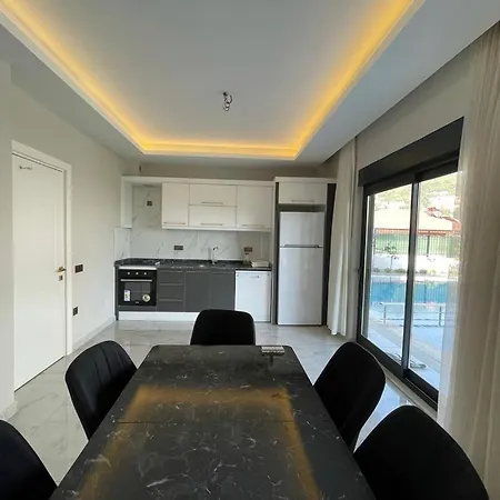 Bahce, Barbeku Ve Cocuk Oyun Parki Olanagi Ve Buyuk Bir Havuzu Olan Genis Aileler Icin Ideal Villa *