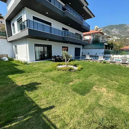 Bahce, Barbeku Ve Cocuk Oyun Parki Olanagi Ve Buyuk Bir Havuzu Olan Genis Aileler Icin Ideal Villa