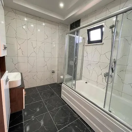 Bahce, Barbeku Ve Cocuk Oyun Parki Olanagi Ve Buyuk Bir Havuzu Olan Genis Aileler Icin Ideal Villa