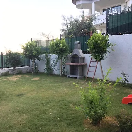 Bahce, Barbeku Ve Cocuk Oyun Parki Olanagi Ve Buyuk Bir Havuzu Olan Genis Aileler Icin Ideal Alanya