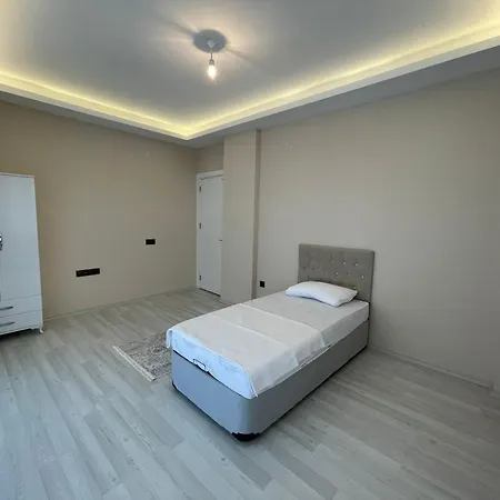 Bahce, Barbeku Ve Cocuk Oyun Parki Olanagi Ve Buyuk Bir Havuzu Olan Genis Aileler Icin Ideal