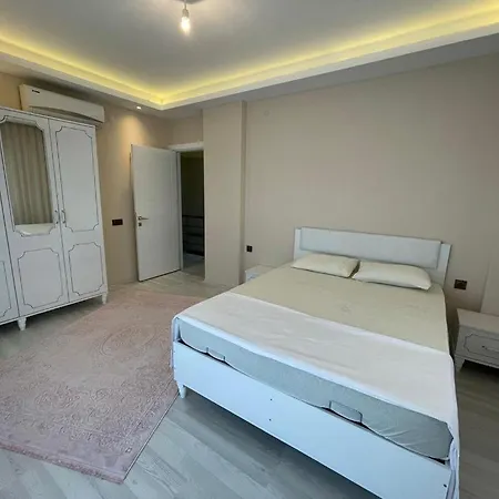 וילה Bahce, Barbeku Ve Cocuk Oyun Parki Olanagi Ve Buyuk Bir Havuzu Olan Genis Aileler Icin Ideal